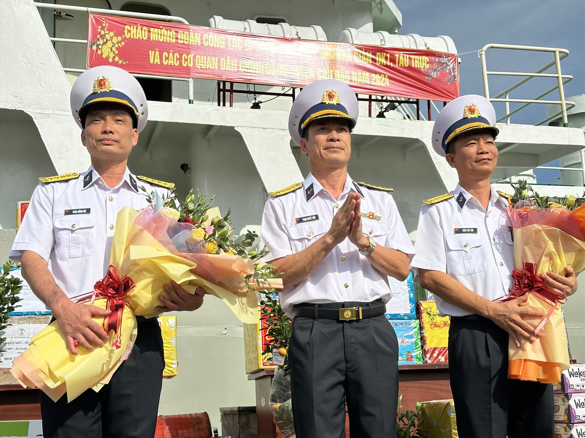 Địa diện Bộ Tư lệnh Vùng 2 Hải quân tặng hoa cho các trưởng đoàn công tác. Ảnh: A.N