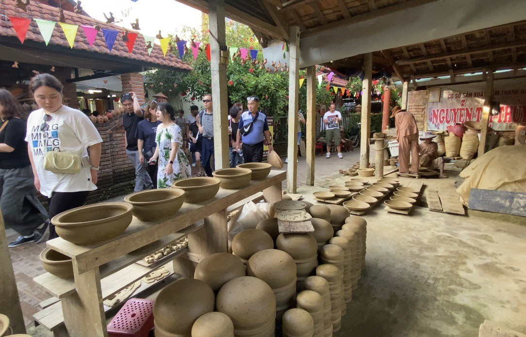 Giá trị độc đáo của làng gốm Thanh Hà đã mang đến sức hút cho du khách tham quan. Ảnh: V.L