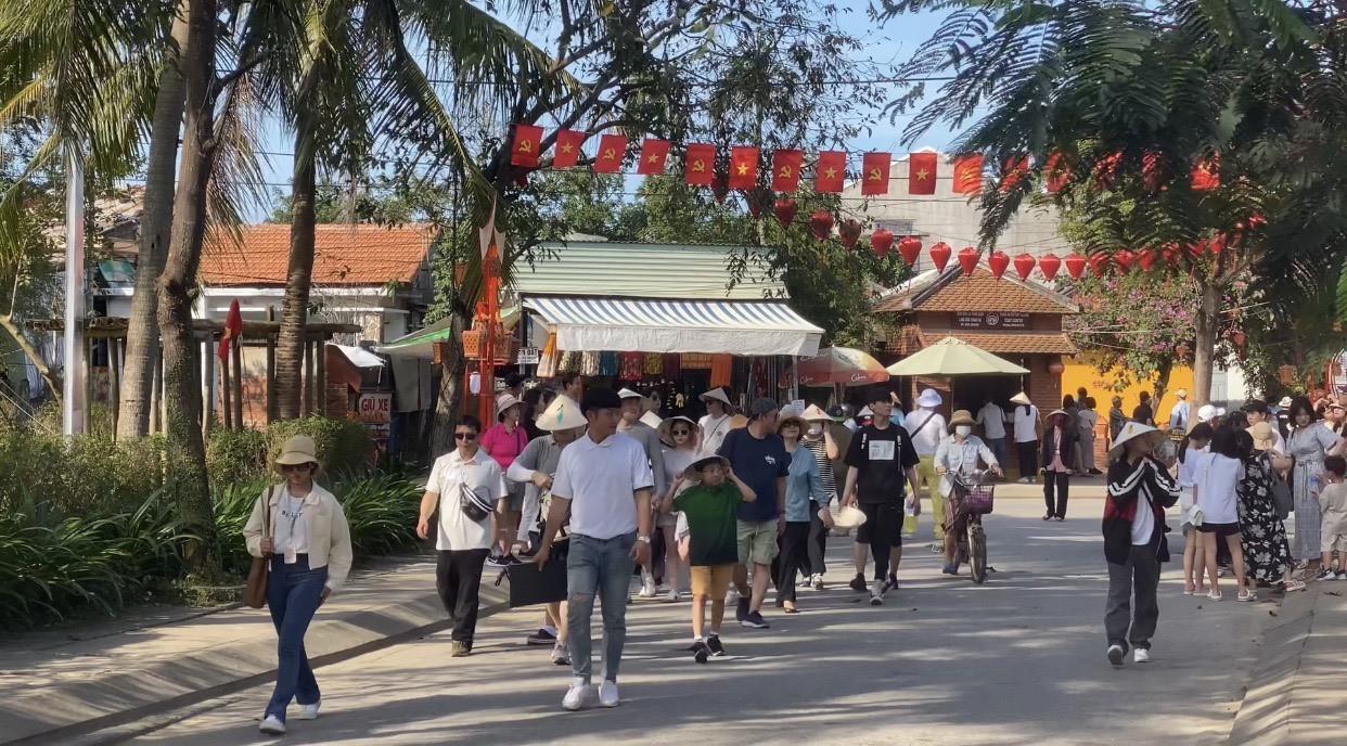 Rất đông du khách tham quan làng gốm Thanh Hà.Ảnh: V.L