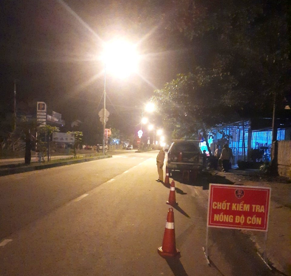 Một chốt kiểm soát nồng độ cồn xuyên đêm trên đường Hồ Chí Minh do Đội Cảnh sát giao thông số 2 (Phòng Cảnh sát giao thông Công an tỉnh) thiết lập. Ảnh: C.T
