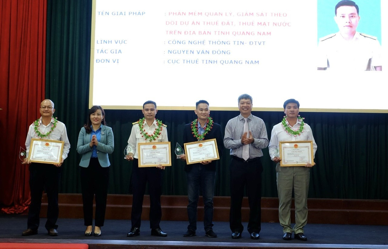 Phó Chủ tịch UBND tỉnh Hồ Quang Bửu trao giải cho các tác giả, nhóm tác giả đạt giải Nhì tại hội thi. Ảnh: H.L
