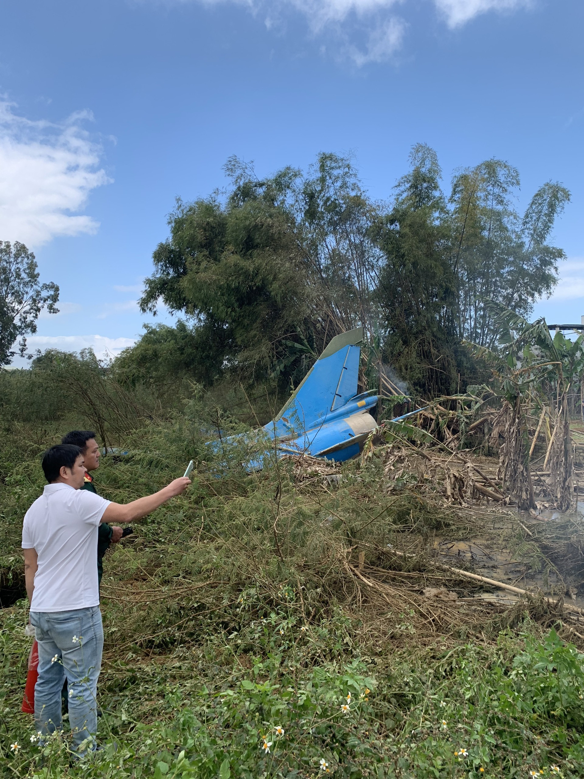 Máy bay huấn luyện quân sự rơi xuống khu vực phường Điện Nam Bắc