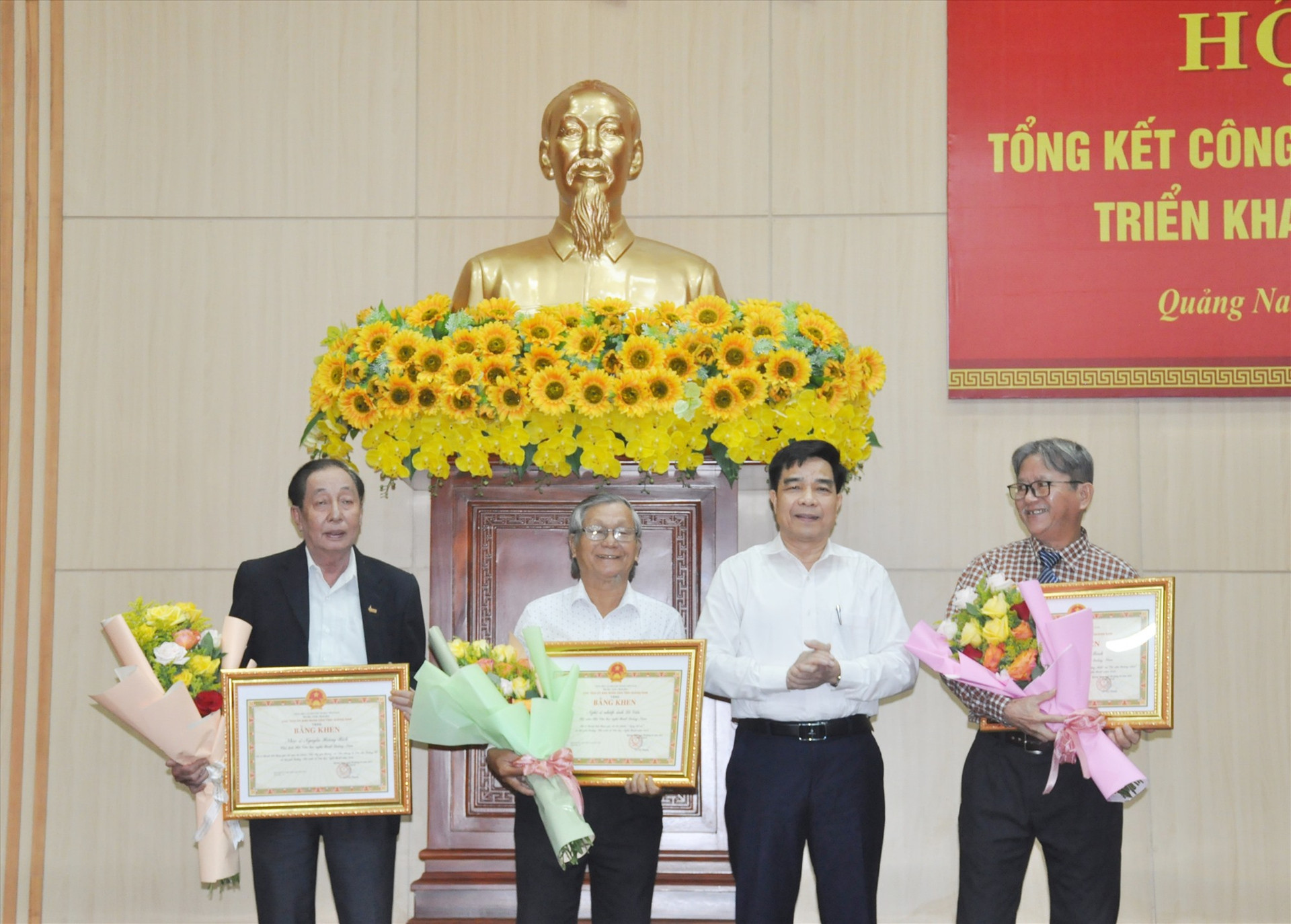 Phó Bí thư Thường trực Tỉnh ủy trao tặng Bằng khen của UBND tỉnh cho 3 cá nhân đoạt giải thưởng Nhà nước về văn học - nghệ thuật. Ảnh: N.Đ