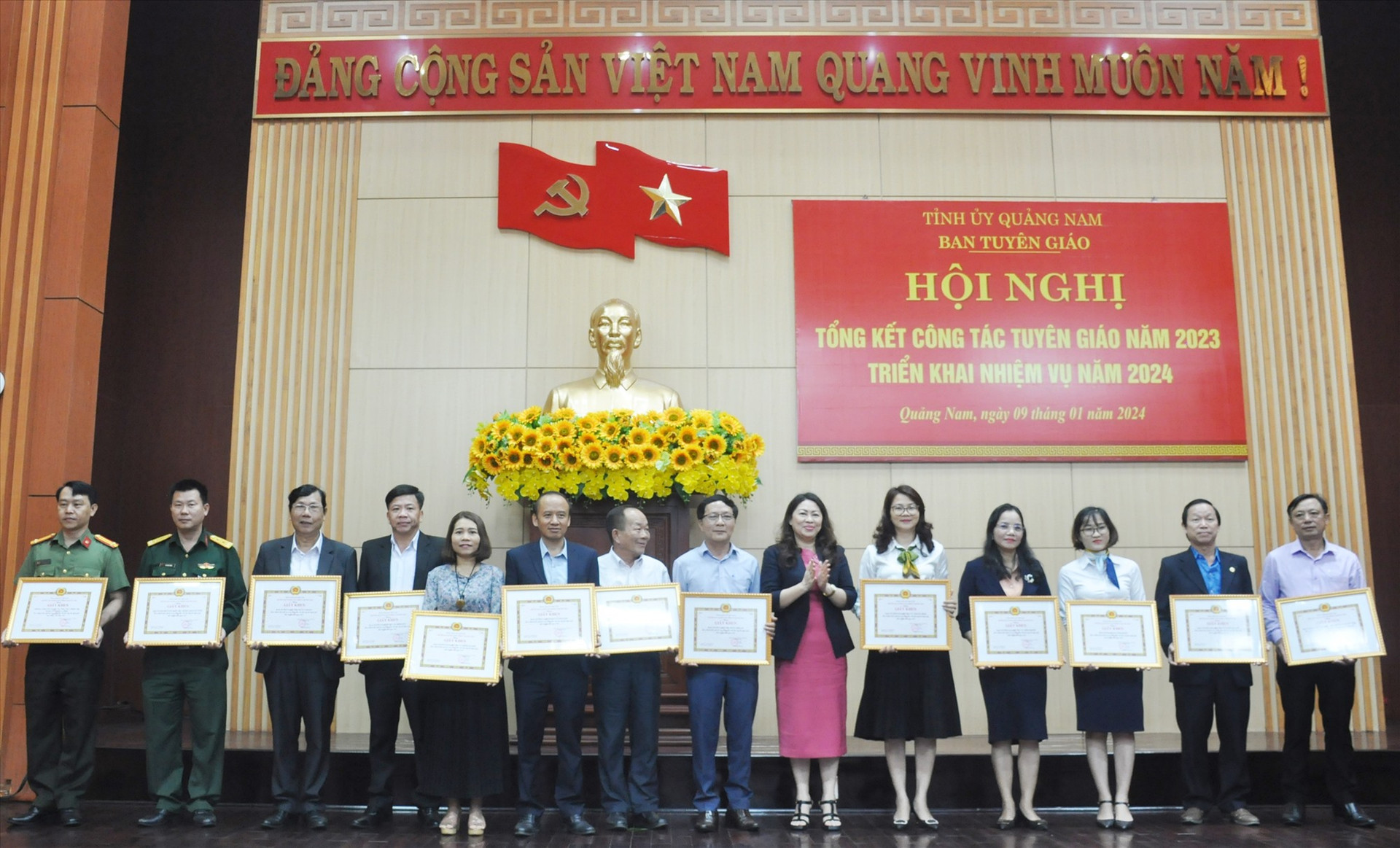 Trưởng ban Tuyên giáo Tỉnh ủy Nguyễn Thị Thu Lan tặng giấy khen cho các tập thể có thành tích xuất sắc trong phong trào thi đua công tác tuyên giáo tỉnh Quảng Nam năm 2023. Ảnh: N.Đ