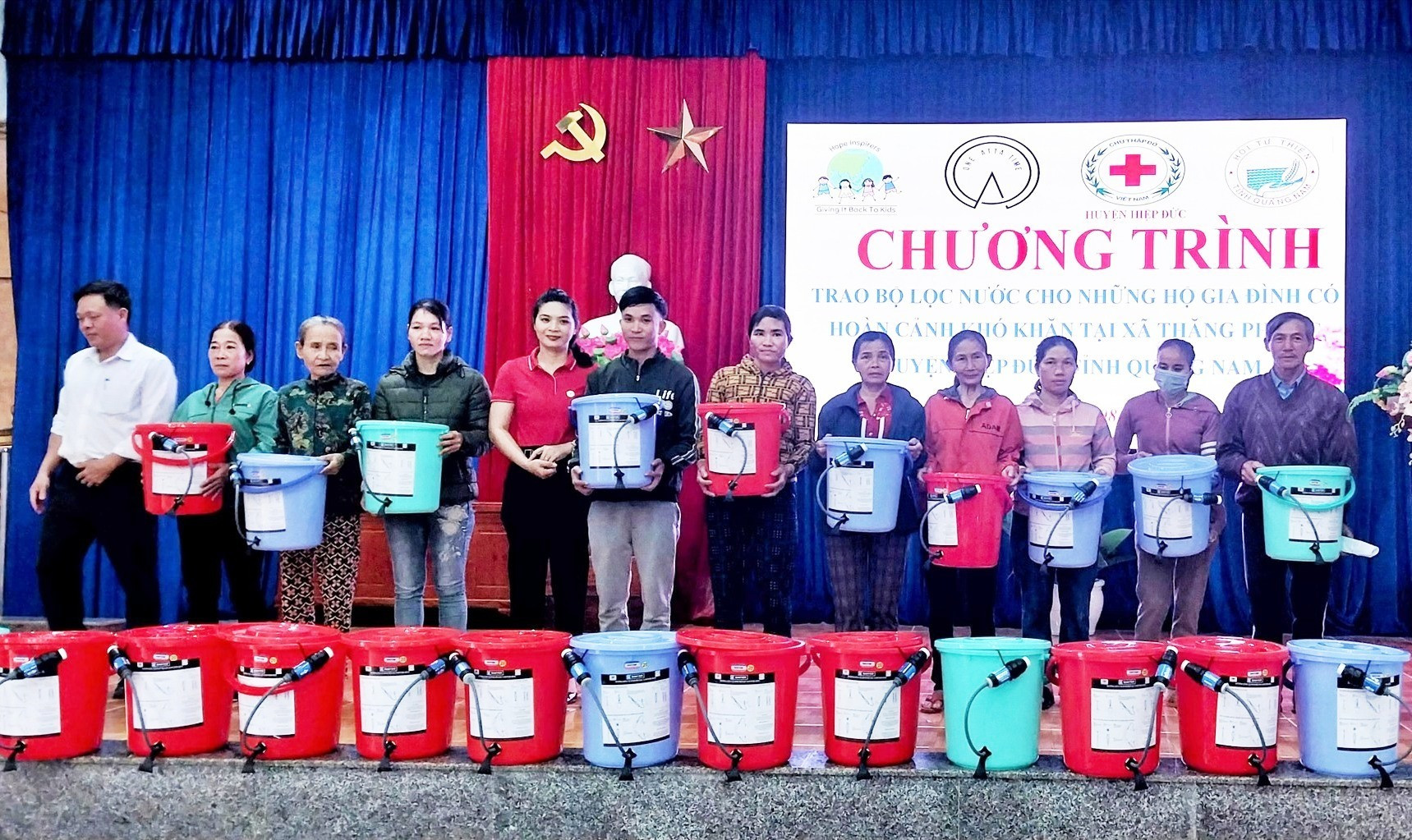Trao tặng 50 bộ lọc nước cho người dân xã Thăng Phước. Ảnh: B.P