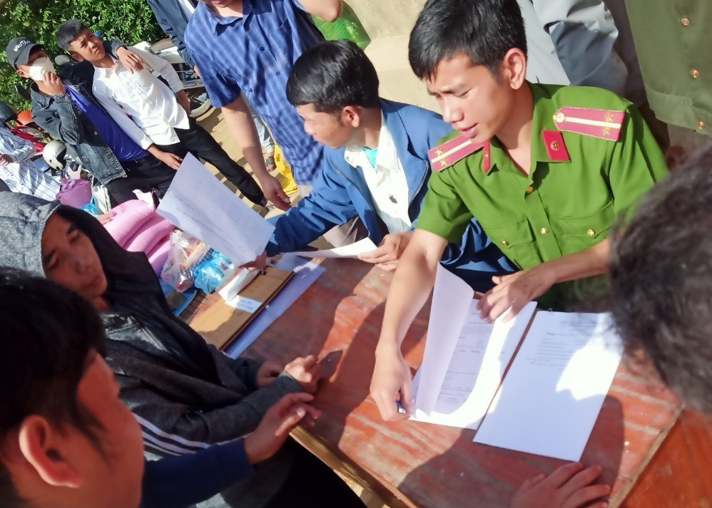 Người dân xã Sông Kôn đăng ký giao nộp vũ khí, vật liệu nổ. Ảnh: NGỌC VY