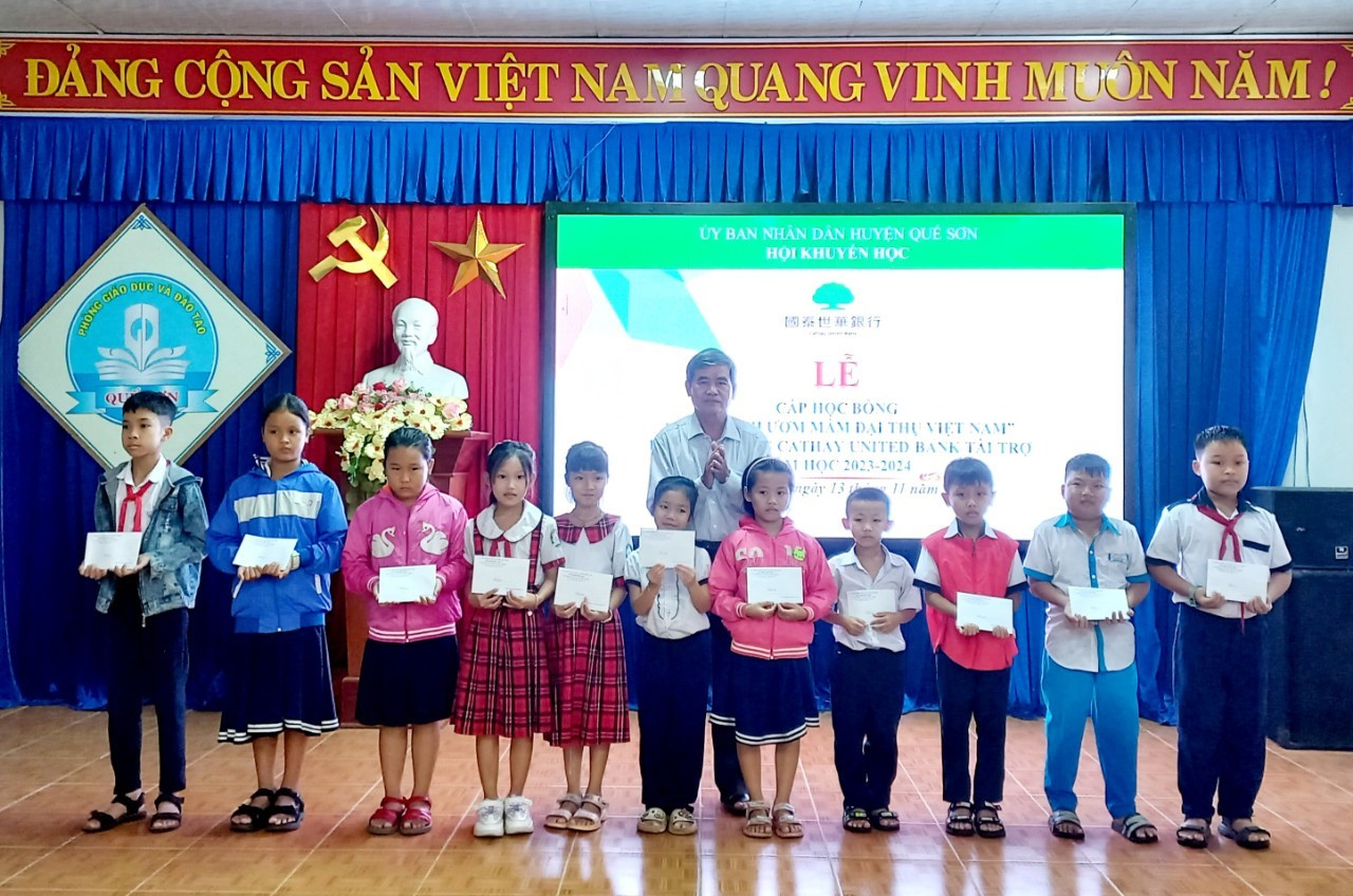 Hội Khuyến học huyện Quế Sơn trao học bổng cho học sinh khó khăn. Ảnh: DUY THÁI