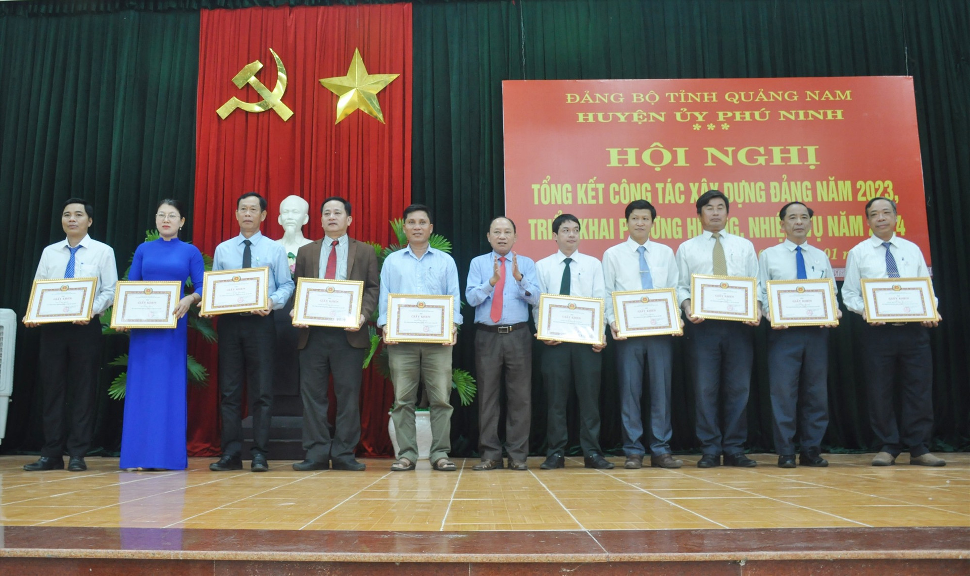 Bí thư Huyện ủy Phú Ninh tặng Giấy khen của Huyện ủy Phú Ninh cho các TCCSĐ hoàn thành xuất sắc nhiệm vụ trên từng mặt công tác năm 2023. Ảnh: N.Đ