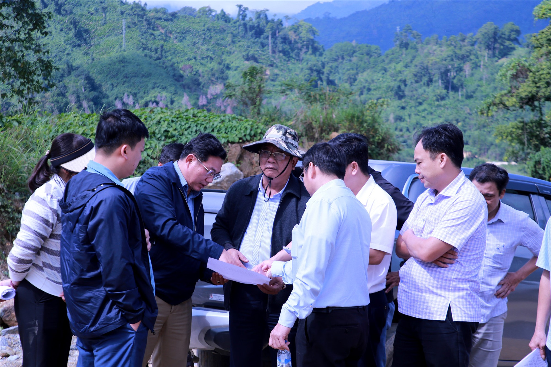 Đoàn giám sát khảo sát hiện trạng một mỏ đá xin điều chỉnh quy hoạch khai thác tại Nam Trà My. Ảnh: T.C