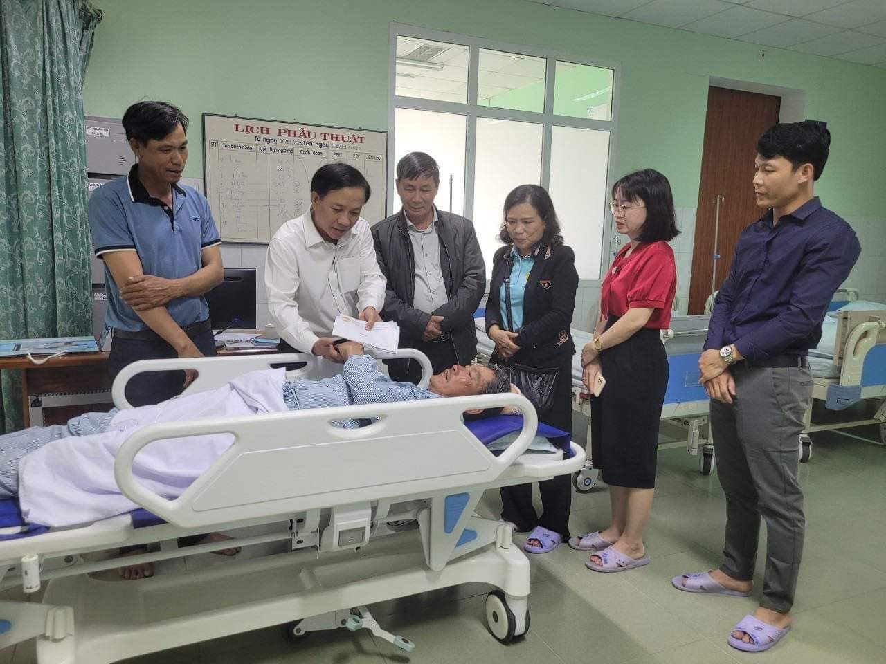 Đại diện thị xã Điện Bàn đã đến thăm và hỗ trợ bệnh nhân. Ảnh: D.H