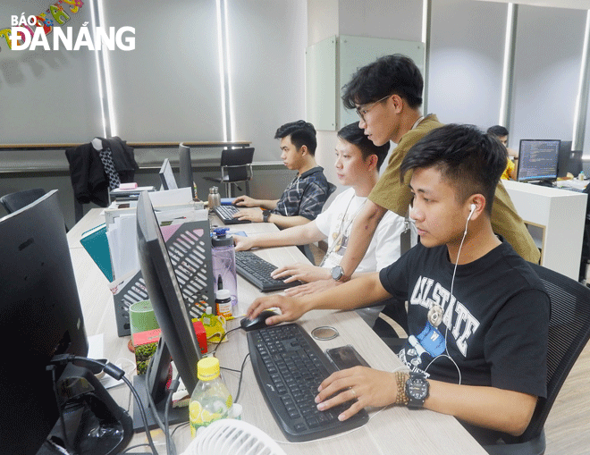 Kinh tế số đạt nhiều kết quả tích cực. Trong ảnh: Nhân viên làm việc tại Công ty CP Unitech (quận Hải Châu). Ảnh: M.Q