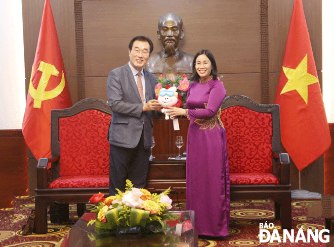 Phó Chủ tịch HĐND thành phố Nguyễn Thị Anh Thi (bên phải) nhận quà lưu niệm của ông Jeong Jae Woong. Ảnh: X.H