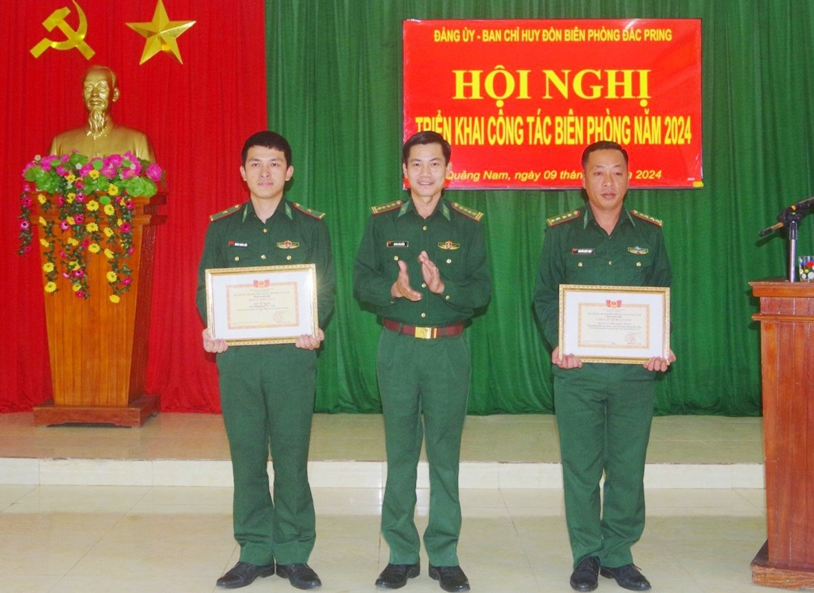 Đại tá Hoàng Văn Mẫn, Chính uỷ BĐBP tỉnh trao tặng khen thưởng cho các cá nhân đạt thành tích xuất sắc trong trong phong trào Thi đua Quyết thắng của BĐBP tỉnh năm 2023.