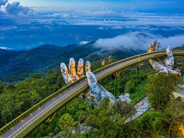 Cầu Vàng Bà Nà Hills Đà Nẵng - Địa điểm du lịch không thể bỏ lỡ.