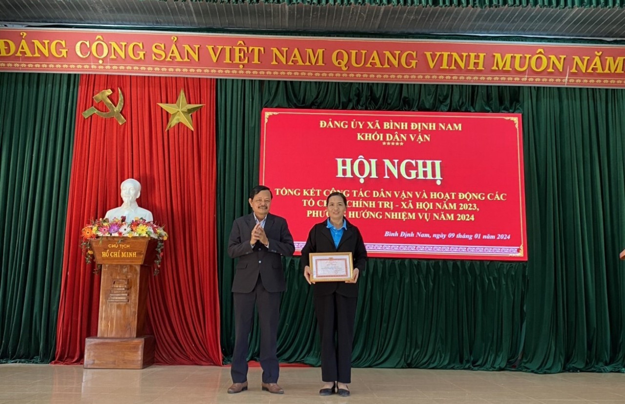 Ông Nguyễn Công Danh- Bí thư Đảng uỷ xã Bình Định Nam trao giấy khen cho tập thể Hội LHPN xã