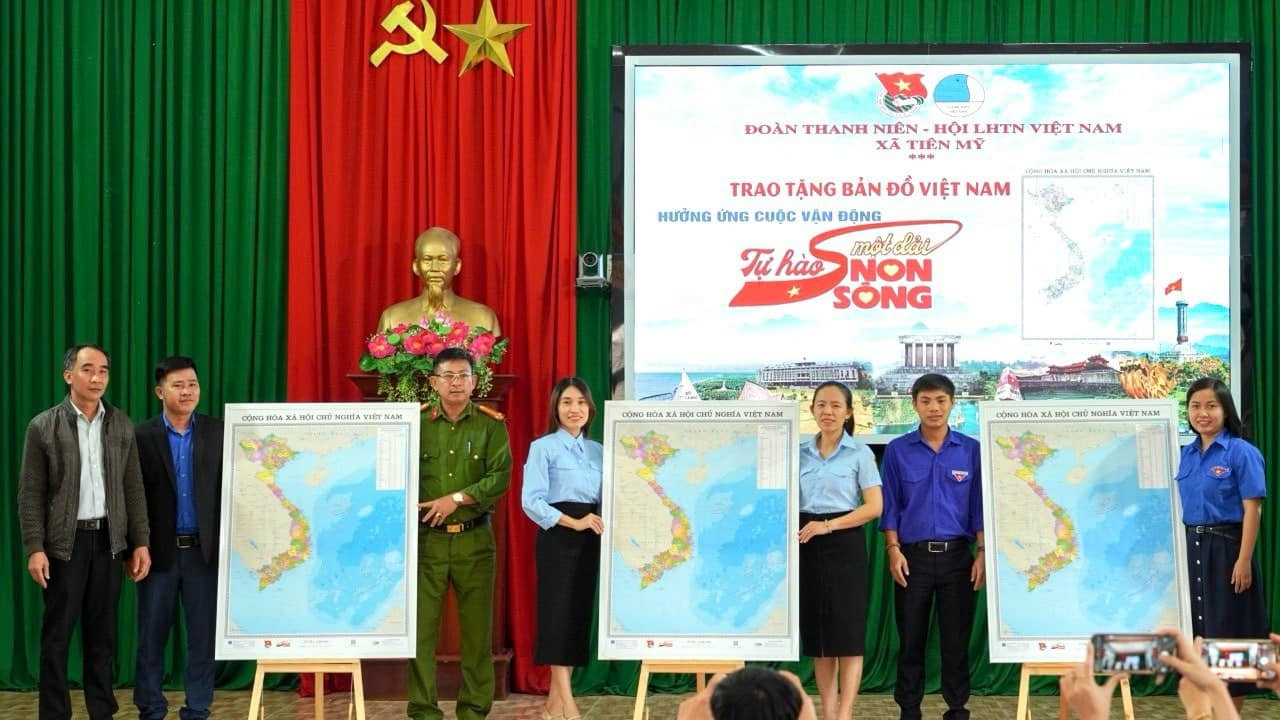 Đoàn thanh niên xã Tiên Mỹ trao tặng bản đồ cho Liên đội trường học. Ảnh: N.H