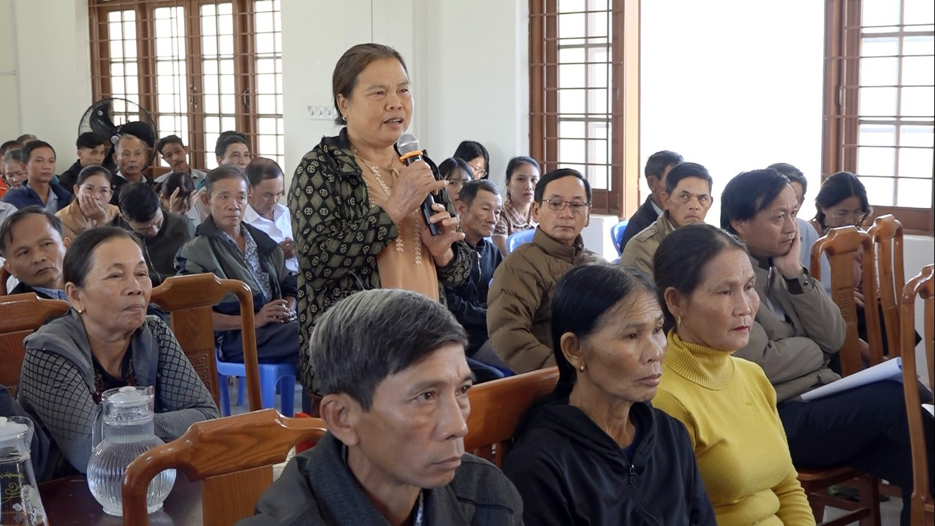 Cử tri các xã cánh tây và trung huyện Thăng Bình nêu kiến nghị tại buổi tiếp xúc với đại biểu HĐND tỉnh. Ảnh: MT