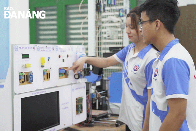 Sinh viên Khoa Điện - Điện tử, Trường Đại học Sư phạm Kỹ thuật (Đại học Đà Nẵng) trong giờ học thực hành. Ảnh: NGỌC HÀ