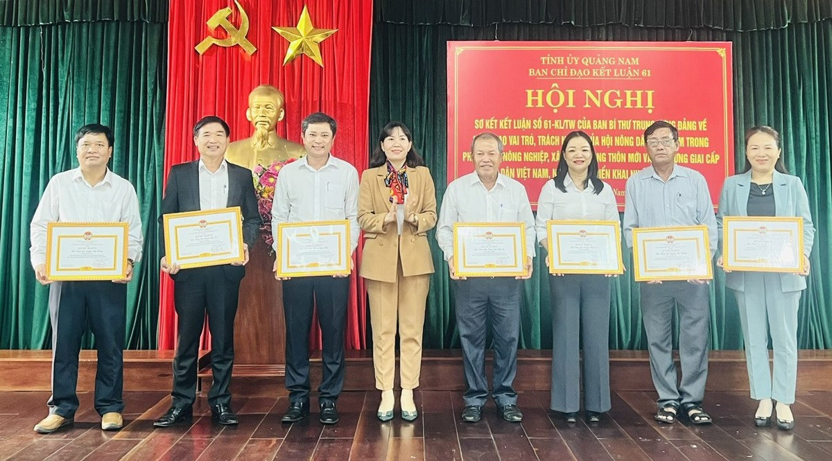 Đ.c Lê Thị Minh Tâm - TUV - CT HND tỉnh trao bằng khen cho cá đơn vị đạt giải cuộc thi.