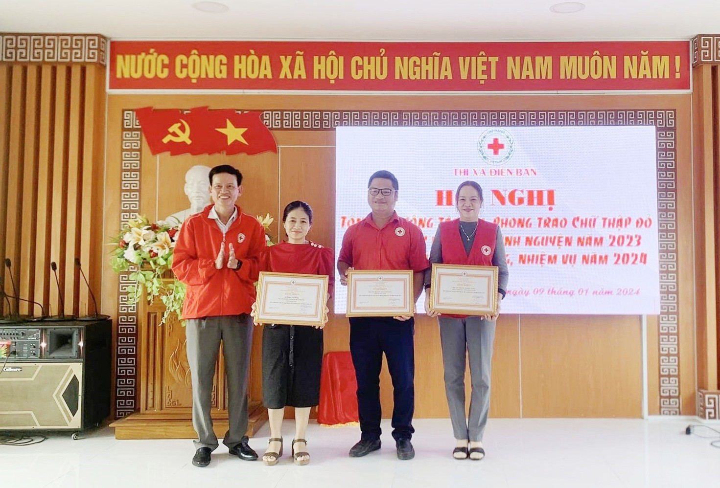 Phó Chủ tịch Hội Chữ thập đỏ tỉnh trao bằng khen của Trung ương Hội cho Hội Chữ thập đỏ thị xã Điện Bàn