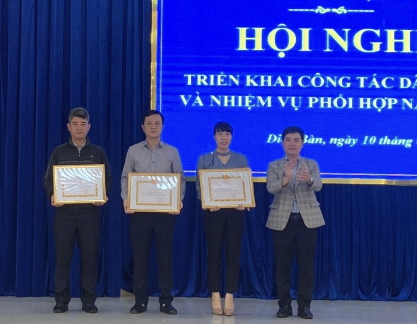 Nhiều tập thể, cá nhân đã được khen thưởng tại Hôi nghị Dân vận Thị ủy Điện Bàn. Ảnh: T.H