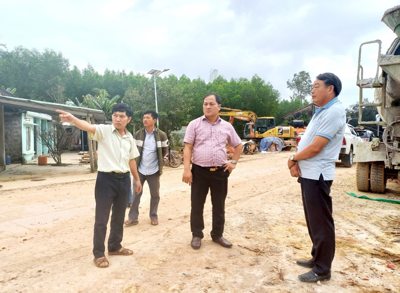 Ông Nguyễn Phước Sơn - Chủ tịch UBND huyện Quế Sơn kiểm tra tiến độ thi công dự án mở rộng mặt đường ĐH3. Ảnh: DUY THÁI
