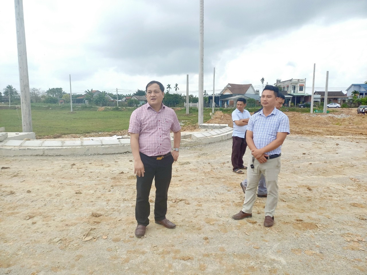 Lãnh đạo huyện Quế Sơn kiểm tra tiến độ thi công khu tái định cư Hương An. Ảnh: DUY THÁI