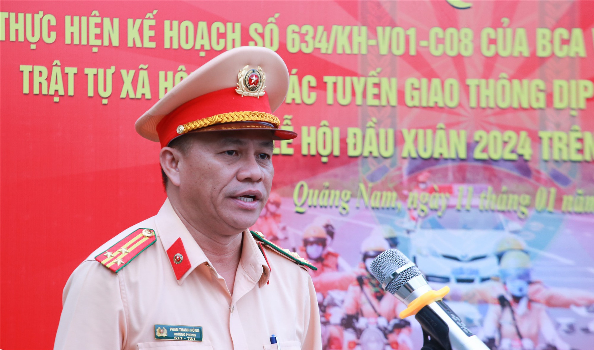 Thượng tá Phan Thanh Hồng - Trưởng Phòng CSGT phát lệnh ra quân cao điểm. Ảnh: T.C