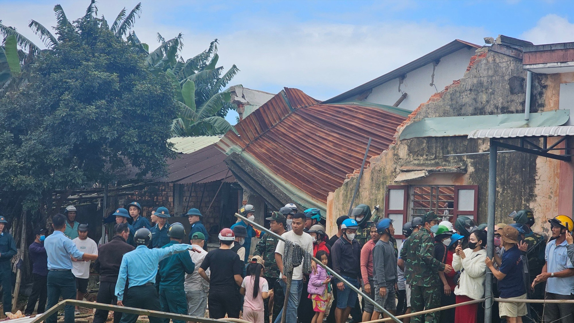 Nhà ông Nguyễn Thanh Chính bị hư hỏng sau vụ máy bay rơi. Ảnh:CTV