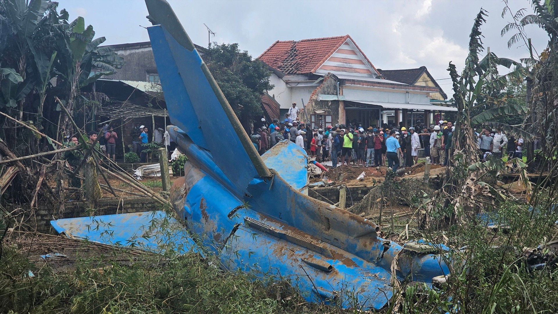 Phân đuôi của máy bay rơi ở khu đất của người dân. Ảnh: CTV