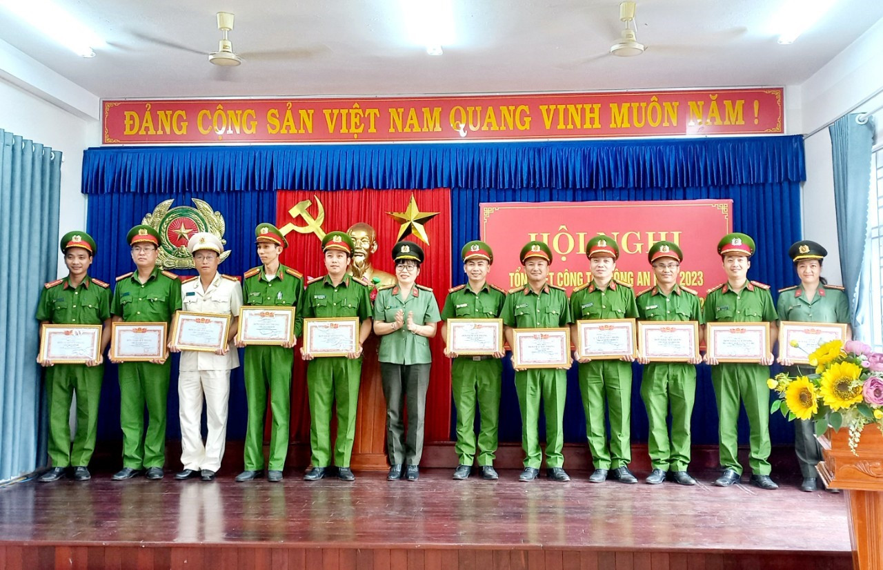 Tặng danh hiệu Đơn vị Quyết thắng năm 2023 cho 11 đơn vị cơ sở thuộc Công an huyện Quế Sơn. Ảnh: DUY THÁI