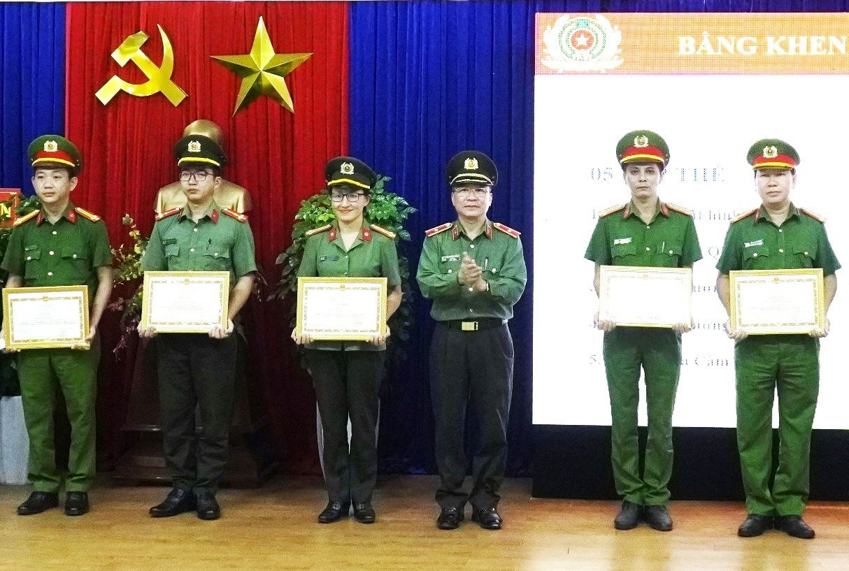 Thiếu tướng Nguyễn Đức Dũng - Giám đốc Công an tỉnh trao Bằng khen của Bộ Công an cho 5 tập thể và 5 cá nhân