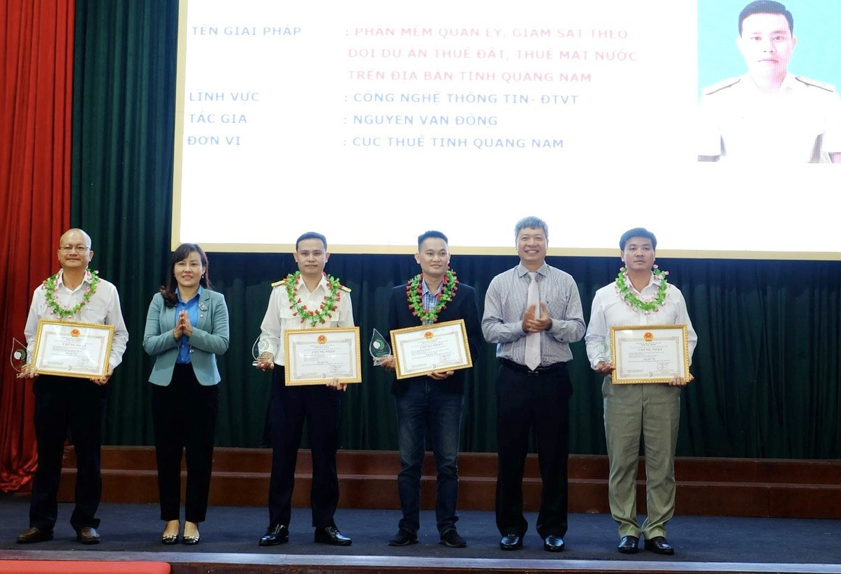 Đại diện tác giả, nhóm tác giả nhận được giải Nhì tại Hội thi Sáng tạo kỹ thuật tỉnh Quảng Nam lần thứ 10. Ảnh: L.H