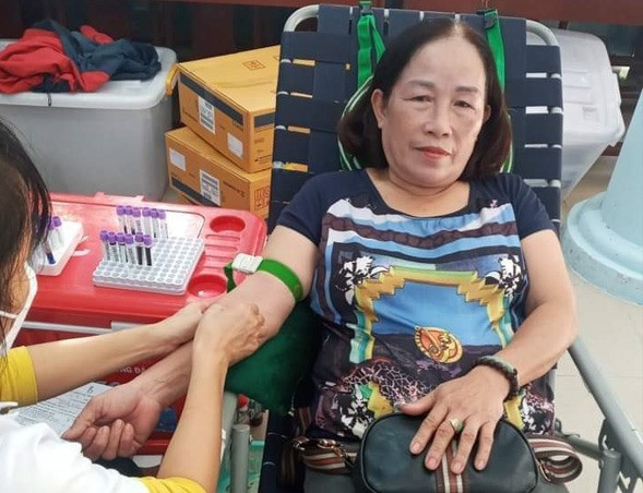 Cựu chiến binh Huỳnh Thị An tham gia hiến máu tình nguyện. Ảnh: L.H
