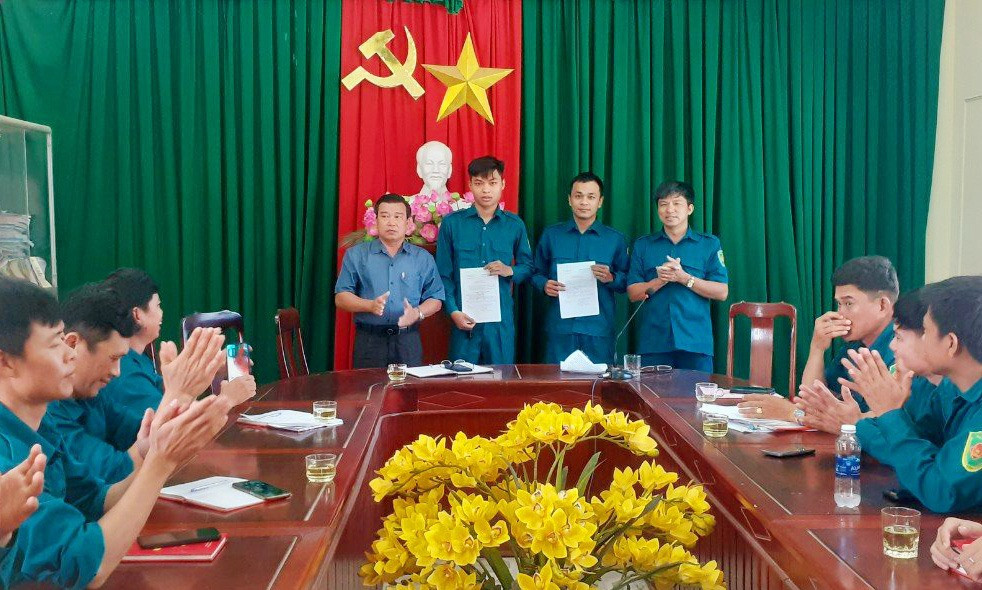 Chi bộ Quân sự phường Điện Dương trao quyết định chuyển đảng viên chính thức. Ảnh: H.H