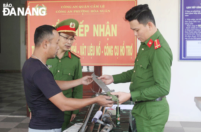 Công an phường Hòa Xuân (quận Cẩm Lệ) tiếp nhận vũ khí, công cụ hỗ trợ do người dân giao nộp. Ảnh: L.H