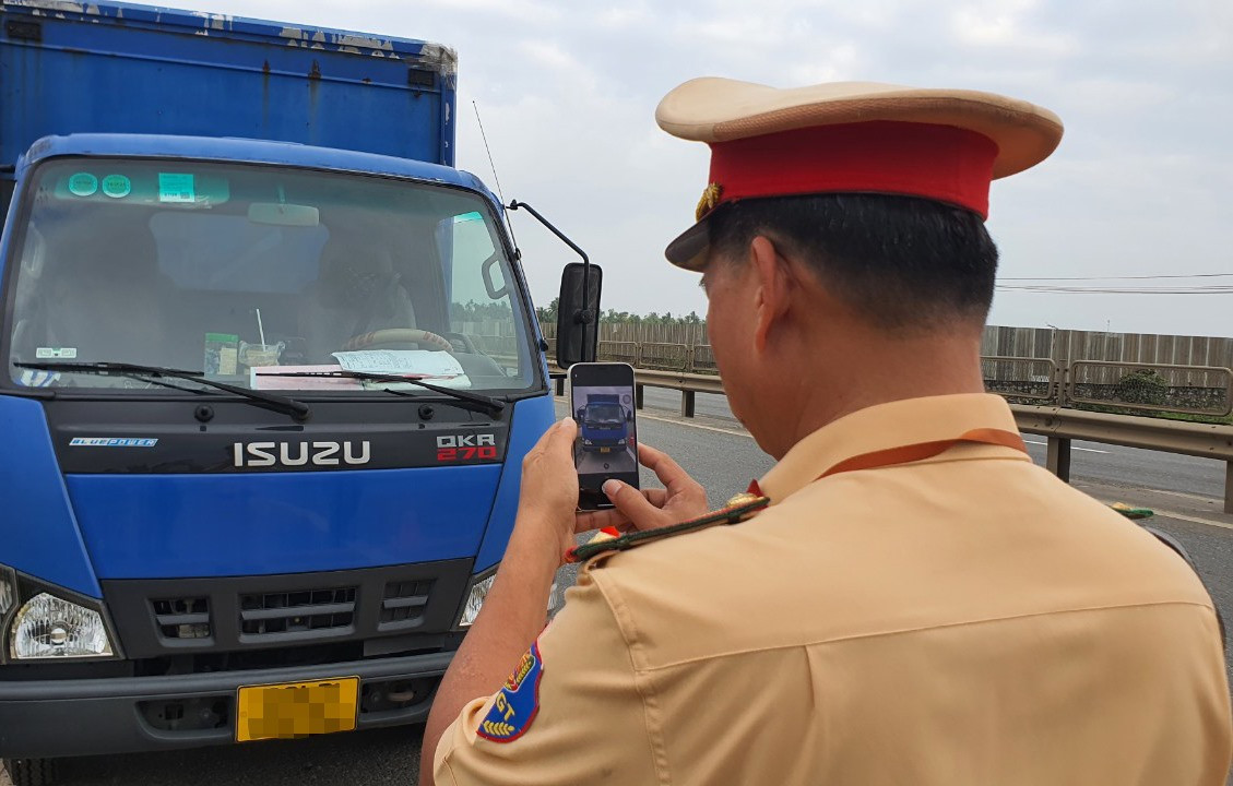 Lực lượng CSGT sử dụng ứng dụng VNeCSGT phục vụ công tác tuần tra kiểm soát trên quốc lộ 1.