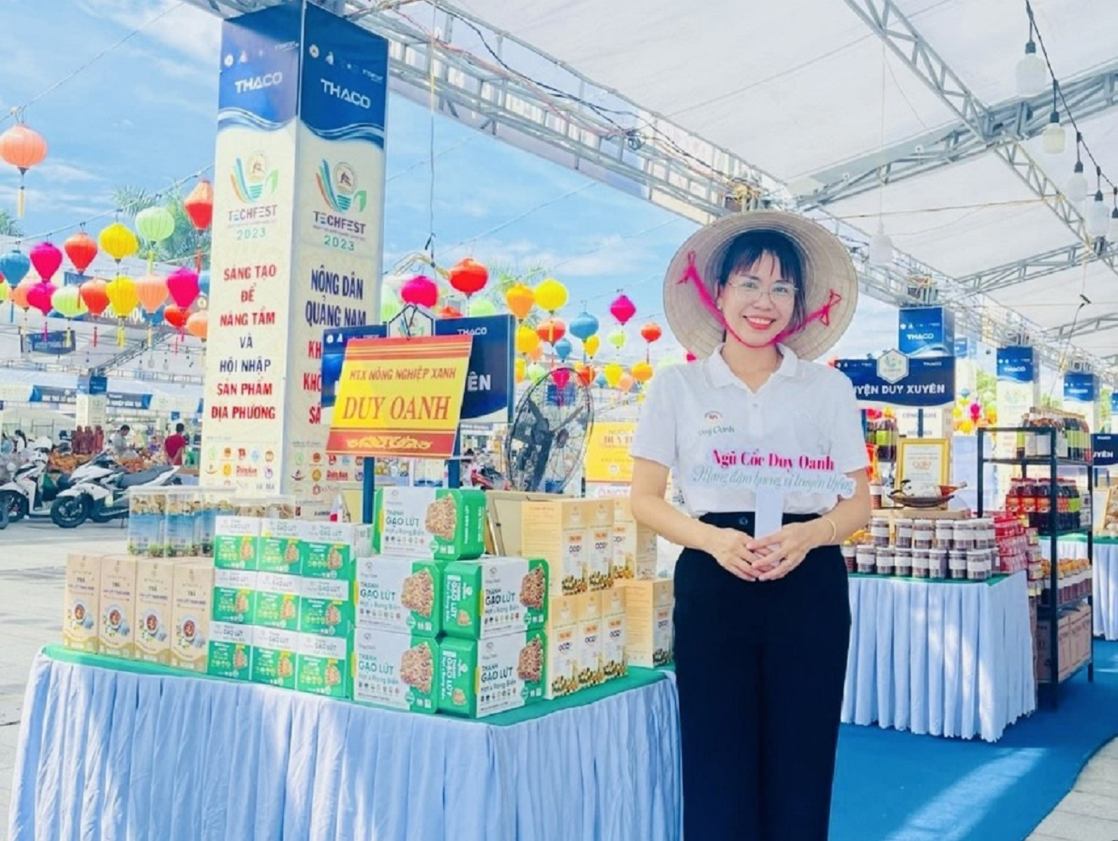 Bà Phạm Thị Duy Mỹ tham gia quảng bá sản phẩm thanh gạo lứt hạt và rong biển. Ảnh: N.T