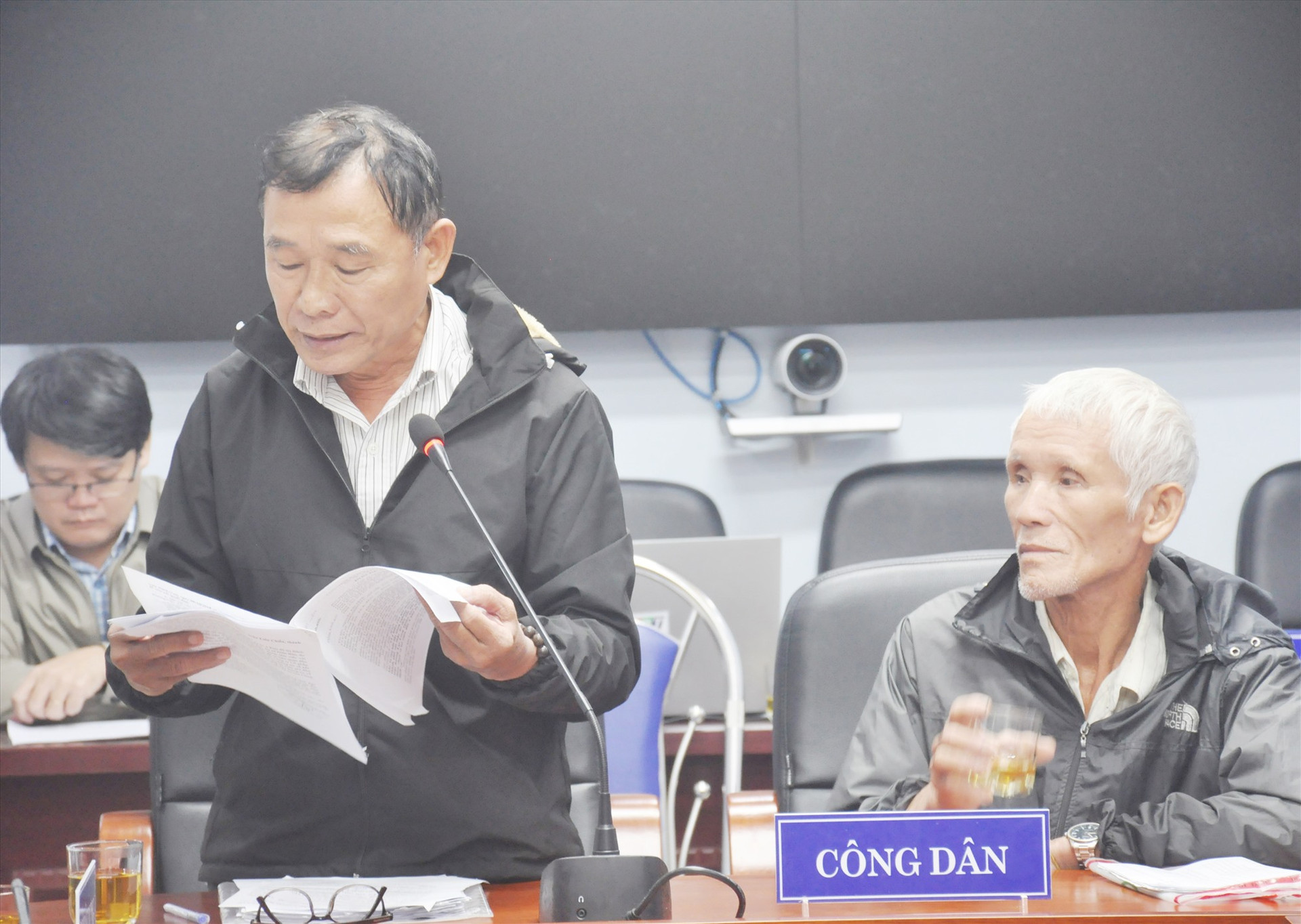 Ông Nguyễn Tấn Minh (bên phải) và người đại diện theo ủy quyền phản ánh tại buổi tiếp dân định kỳ tháng 1/2024 của Đoàn Đại biểu Quốc hội tỉnh. Ảnh: N.Đ