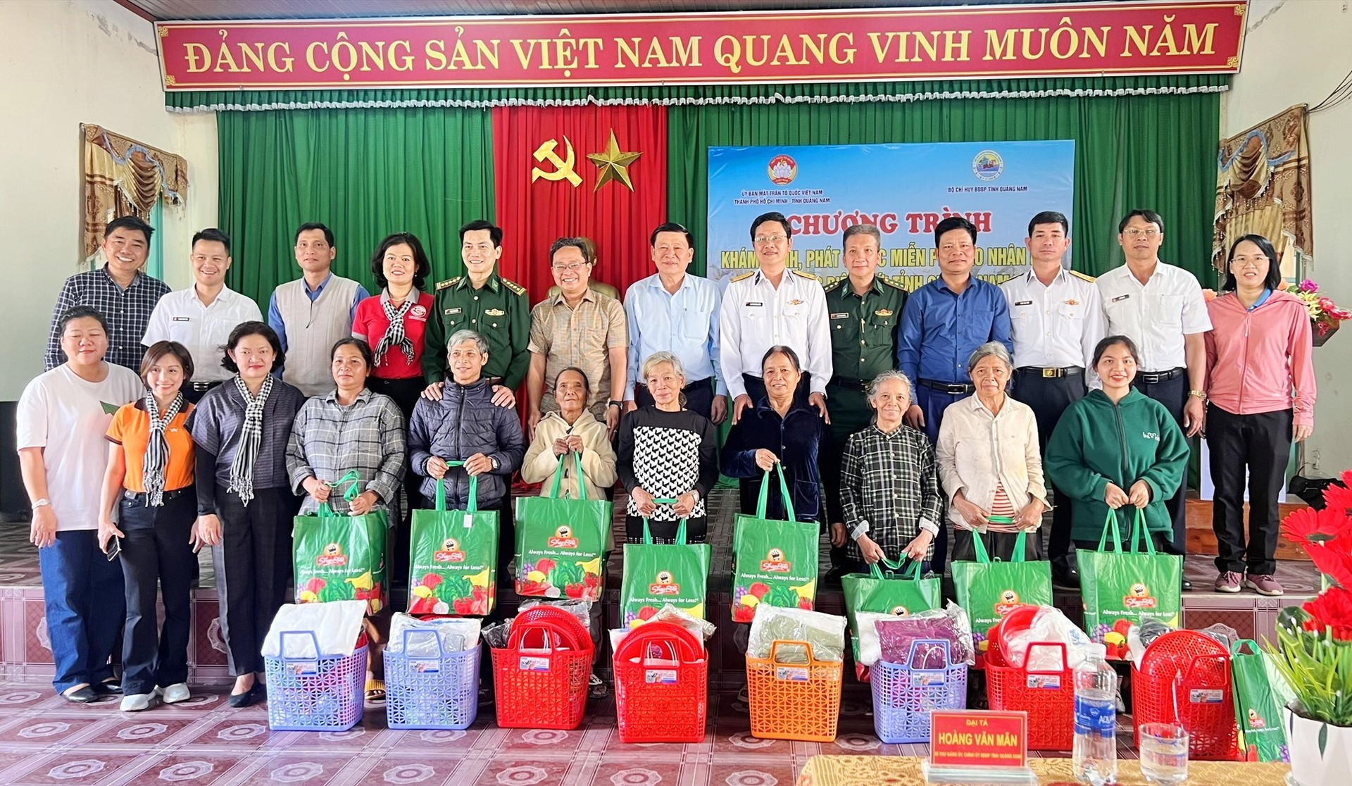 Đoàn công tác tặng quà cho 100 hộ dân có hoàn cảnh khó khăn của xã Đắc Tôi (Nam Giang). Ảnh: VĂN VINH