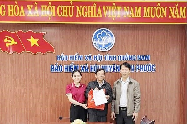 BHXH Tiên Phước và tổ chức dịch vụ thu trao quyết định hưu trí cho ông Võ Văn Luyến.