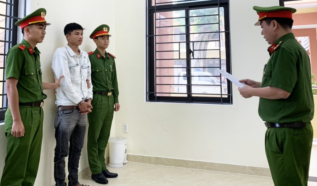 Công an thi hành lệnh bắt đối tượng Nguyễn Tin.