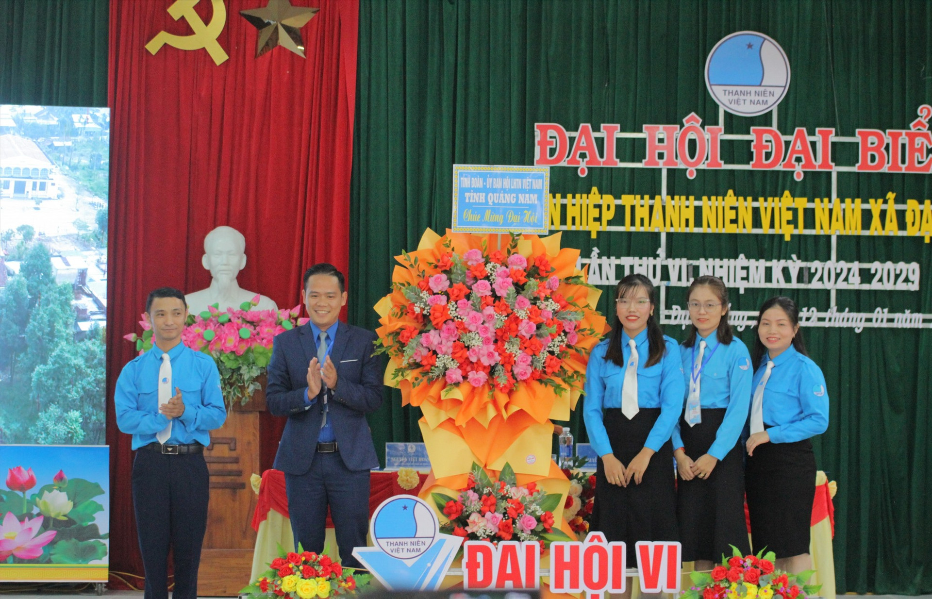 Chủ tịch Hội LHTN Việt Nam tỉnh Quảng Nam Hoàng Văn Thanh tặng hoa chúc mừng Đại hội.