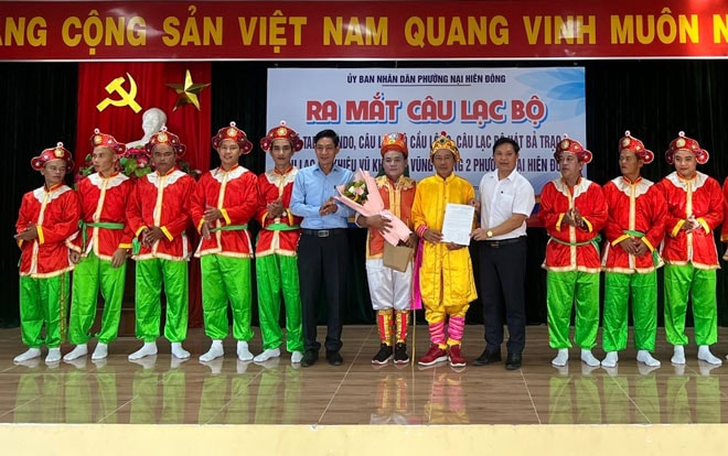 Nghệ nhân ưu tú Nguyễn Thực (thứ 5, từ phải sang) biểu diễn tại lễ ra mắt CLB hát bả trạo phường Nại Hiên Đông. Ảnh: Nhân vật cung cấp