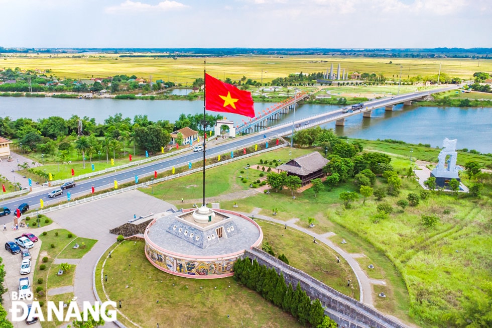 Lá cờ Tổ quốc tung bay trên cột cờ Vĩ tuyến 17 (huyện Vĩnh Linh, tỉnh Quảng Trị).