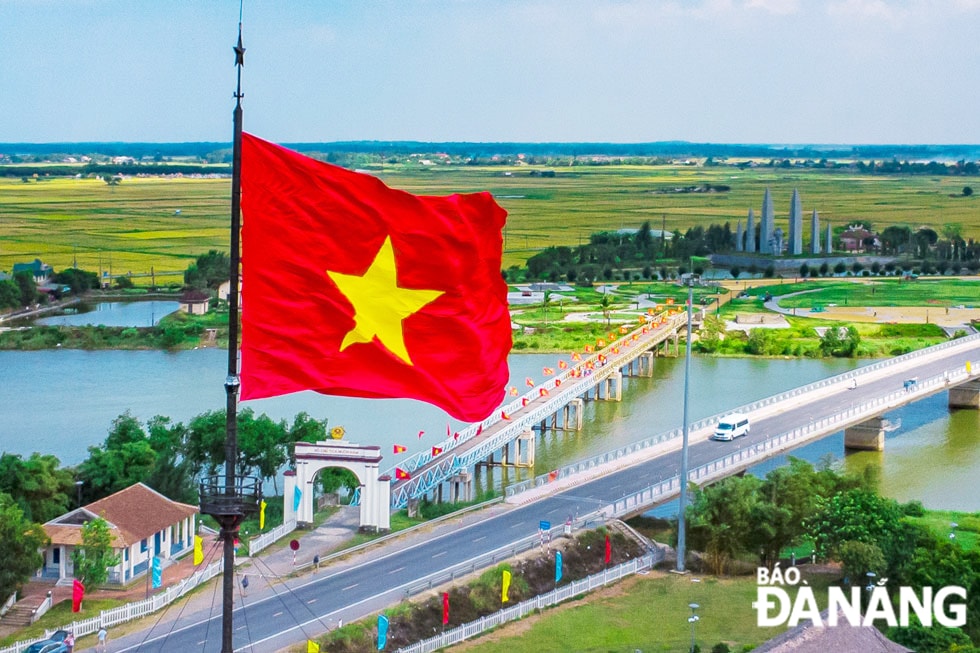 Đến với mảnh đất Quảng Trị thì địa điểm không thể bỏ qua đó là cụm di tích đôi bờ Hiền Lương - sông Bến Hải - vĩ tuyến 17.