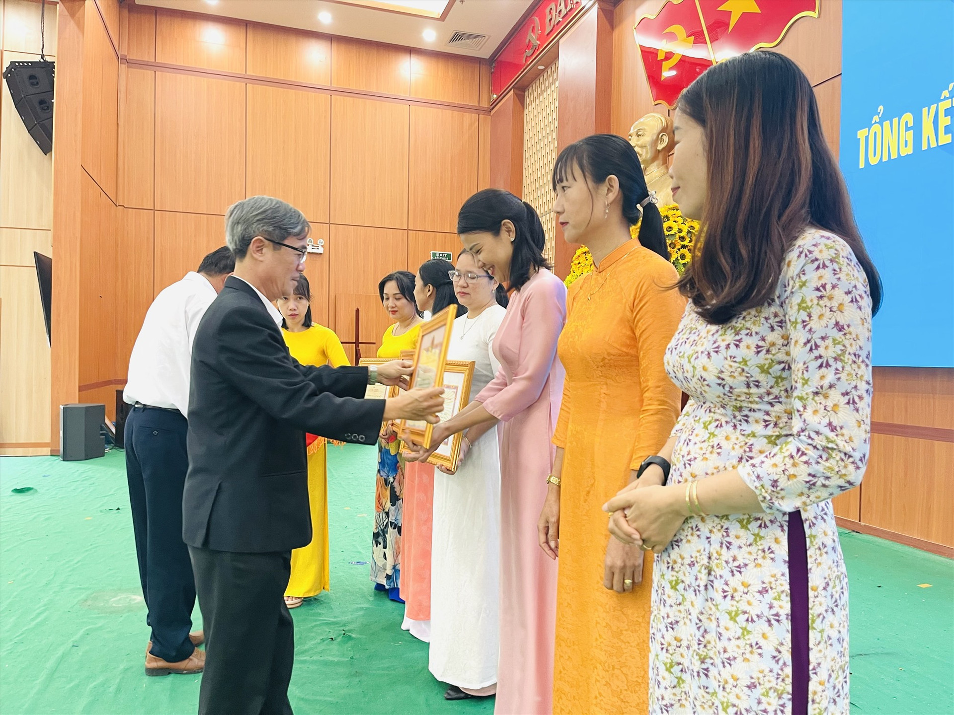 Lãnh đạo huyện Duy Xuyên tặng giấy khen cho các tập thể xuất sắc năm 2023.  Ảnh: N.T