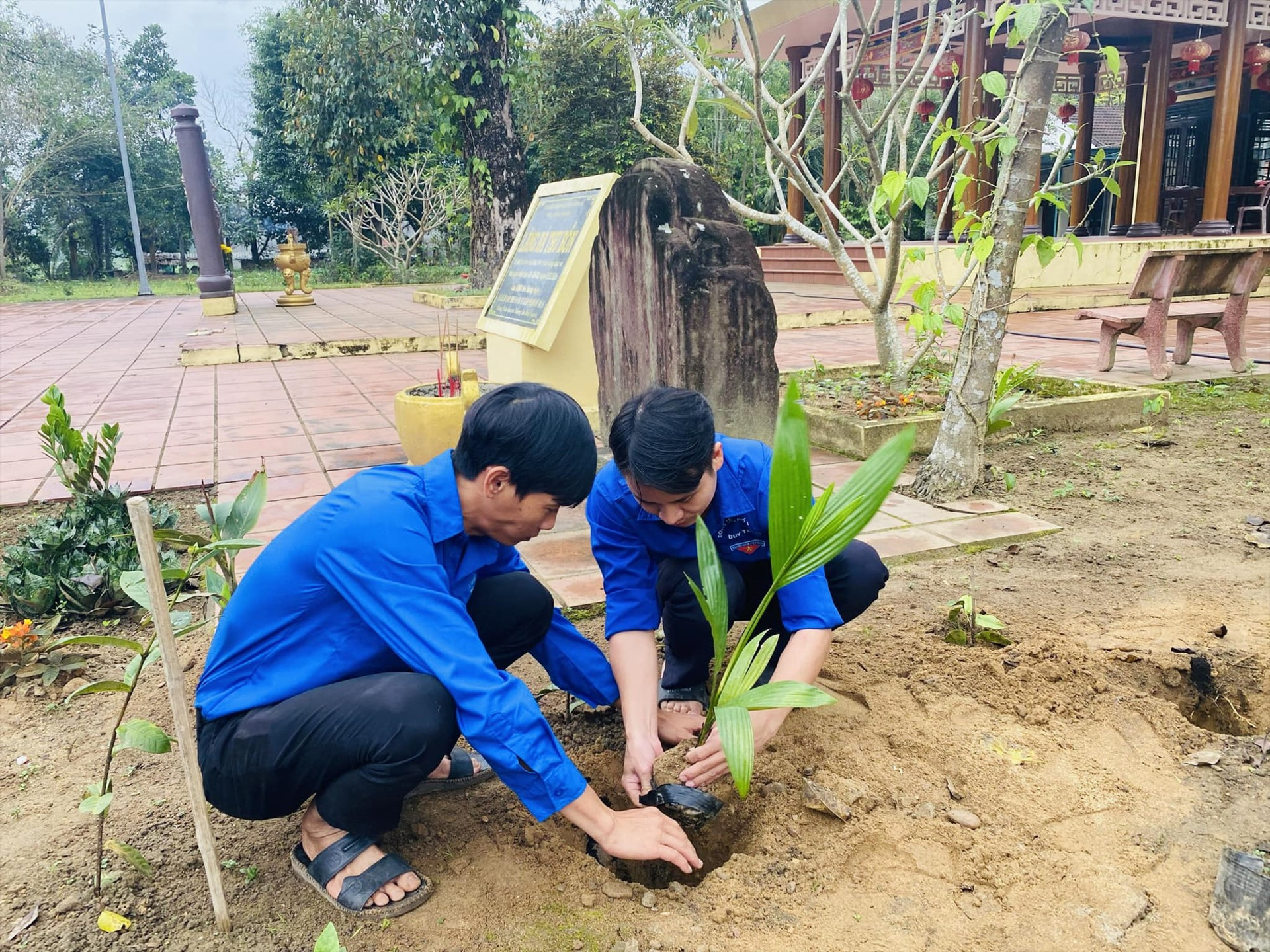 Đoàn viên, thanh niên huyện Duy Xuyên tham gia trồng cây tại Di tích lịch sử, văn hóa Lăng Bà Thu Bồn (xã Duy Tân).