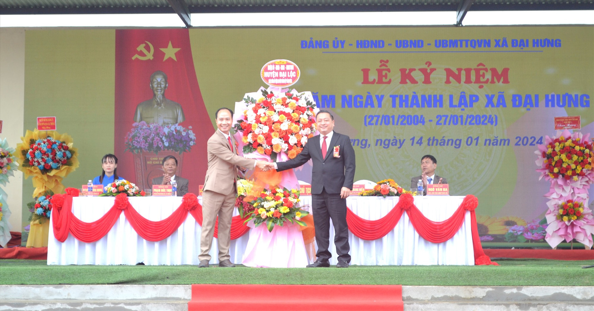 Ông Nguyễn Hảo (đứng bên phải) tặng lẵng hoa chức mừng lễ kỷ niệm. Ảnh: C.T