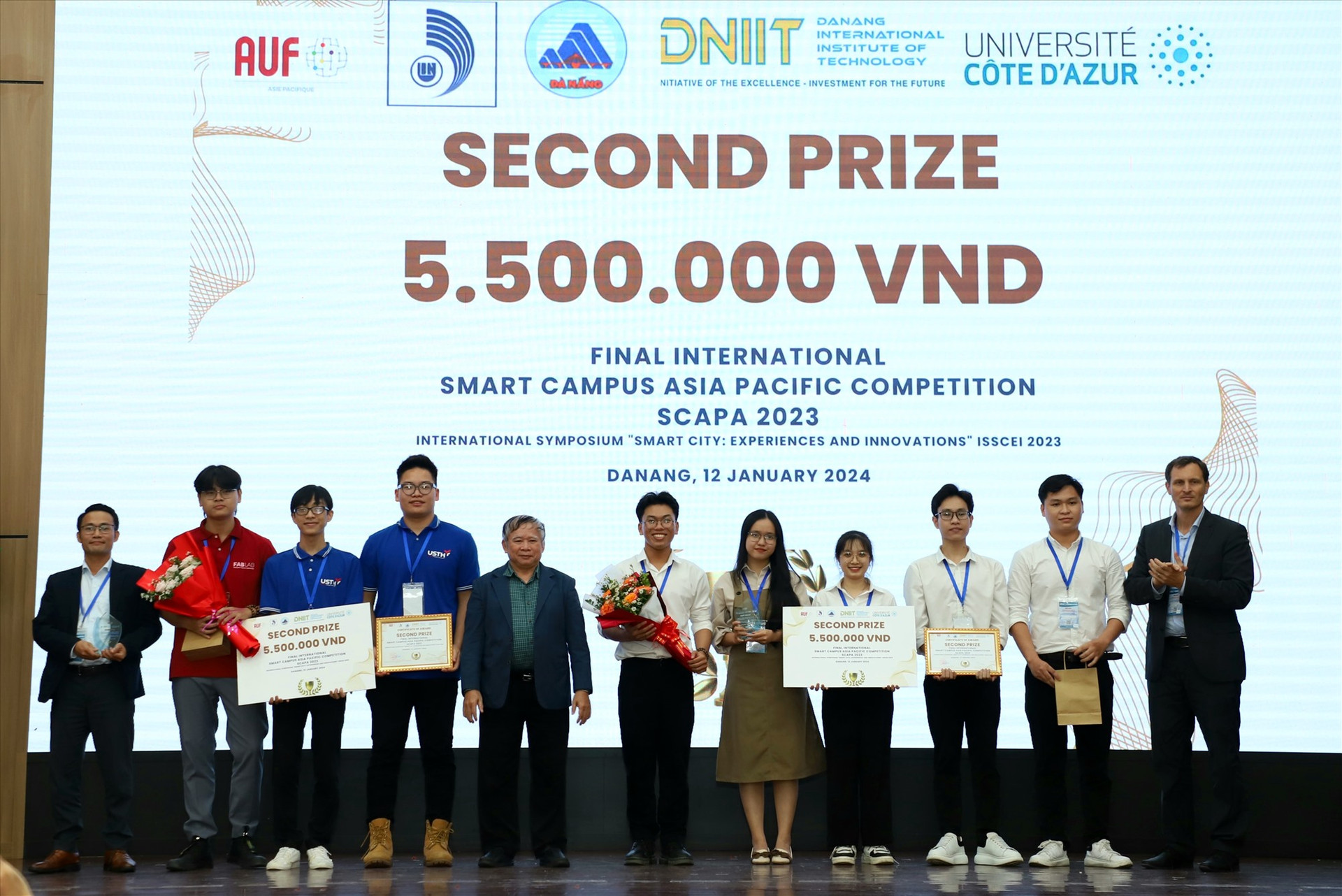 Trao 2 giải Nhì cho SV Đại học Đà Nẵng và Trường ĐH KHoa học và Công nghệ Hà Nội. Ảnh NTB